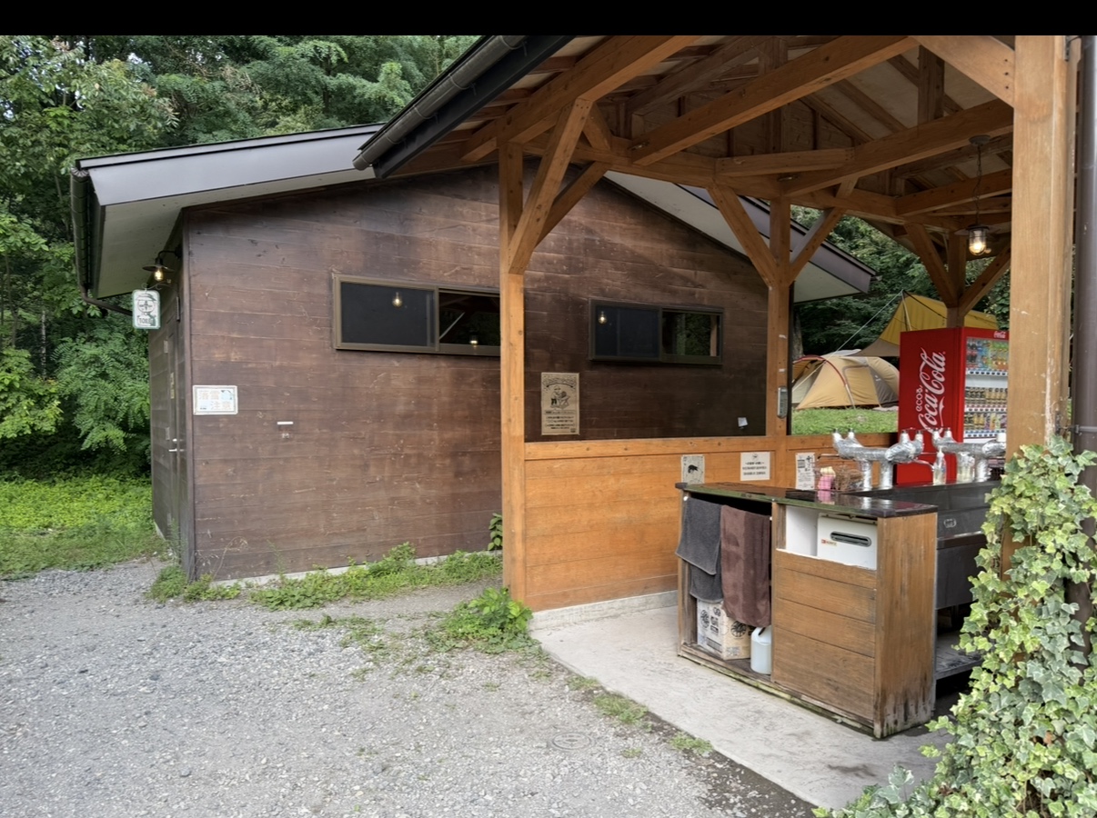 キャンプ場内の炊事場